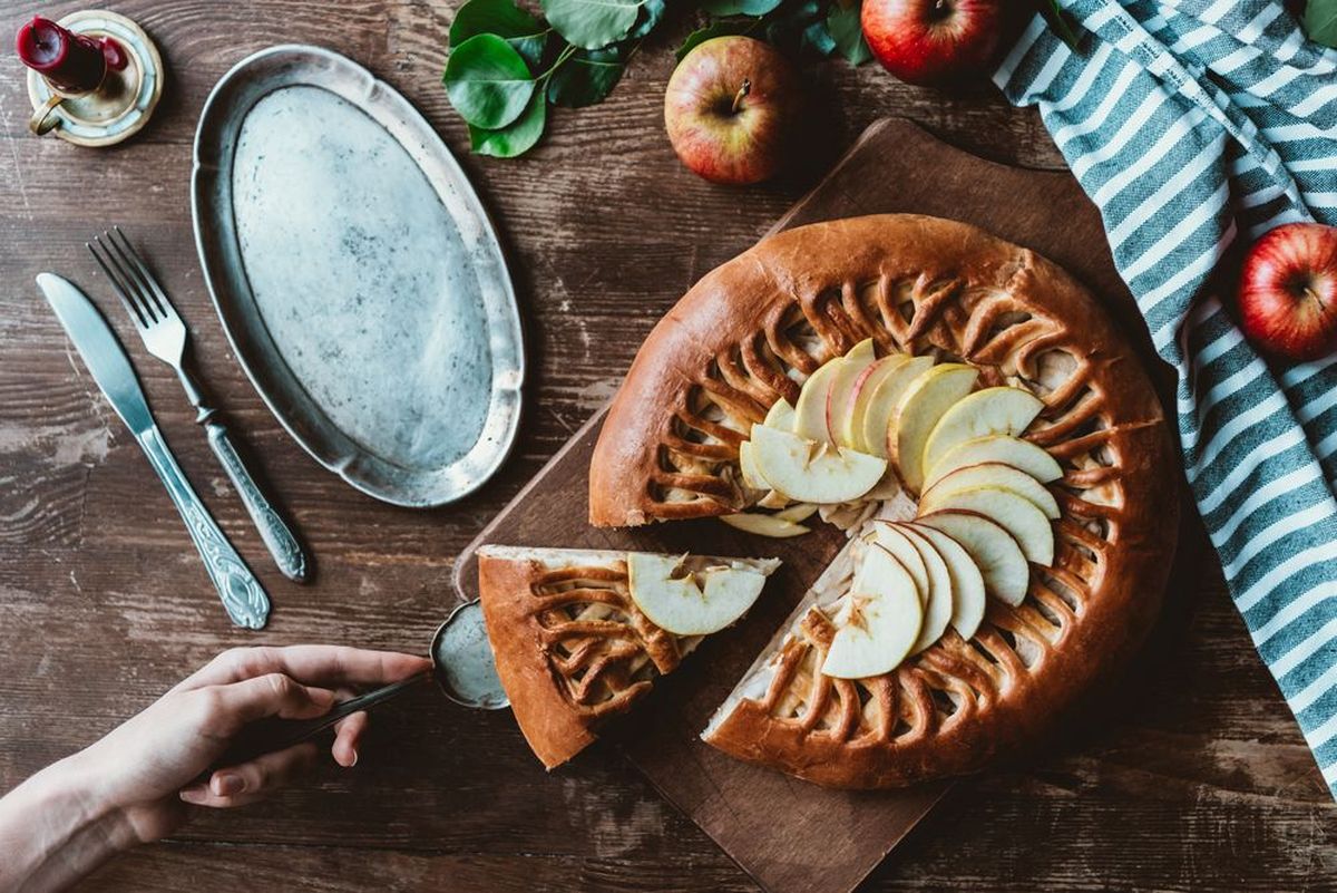 Яблочный пирог дополнит аромат ароматного бурбона привкусом карамели.